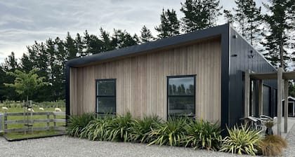 Modern studio unit - Lifestyle property located 4.6km from town