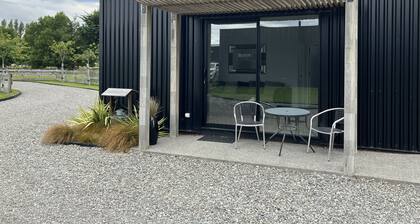 Modern studio unit - Lifestyle property located 4.6km from town