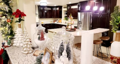 Spacious home, with heated pool, short drive from University of Texas EL Paso