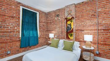 2 bedrooms, desk, WiFi