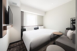 Down comforters, pillowtop beds, in-room safe, desk - Nest Hotel Naha Nishi (Naha)