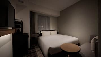 Una habitación de hotel moderna con una cama grande, una mesita de noche, una pequeña mesa redonda y un espejo.