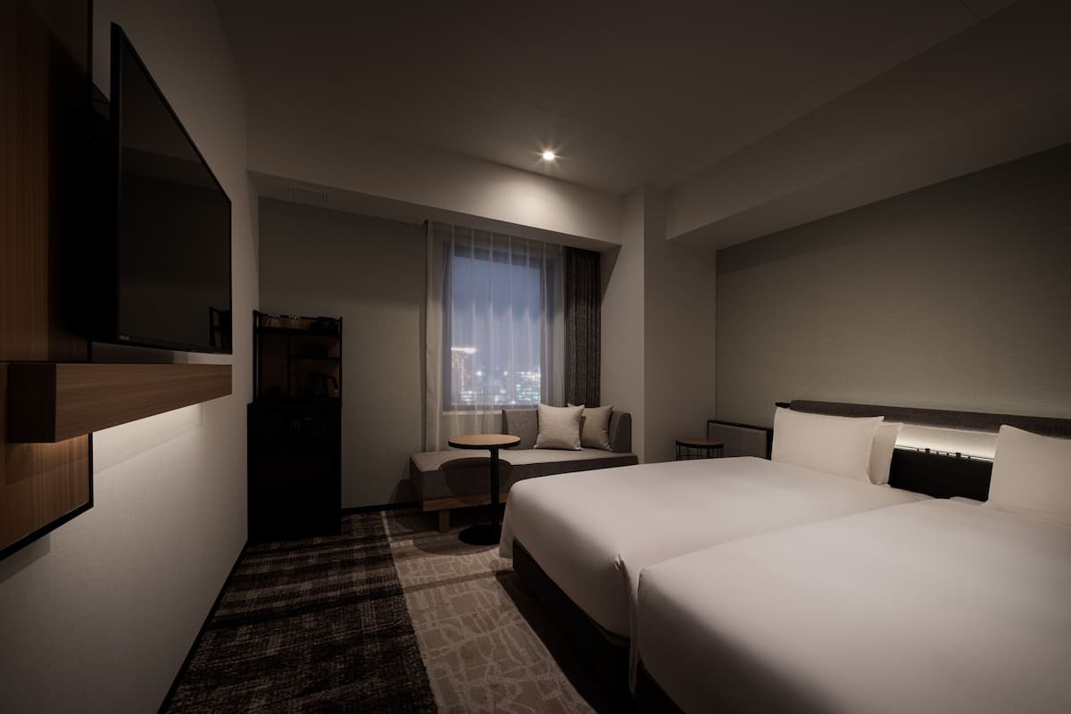 corner twin room, non smoking | down duvets, pillow-top beds, in-room safe, desk