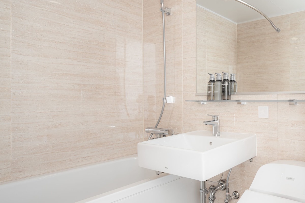 combined shower/bathtub, free toiletries, hair dryer, slippers