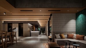 Un interior moderno con comedor, cocina y sala de estar con sofá y mesas.