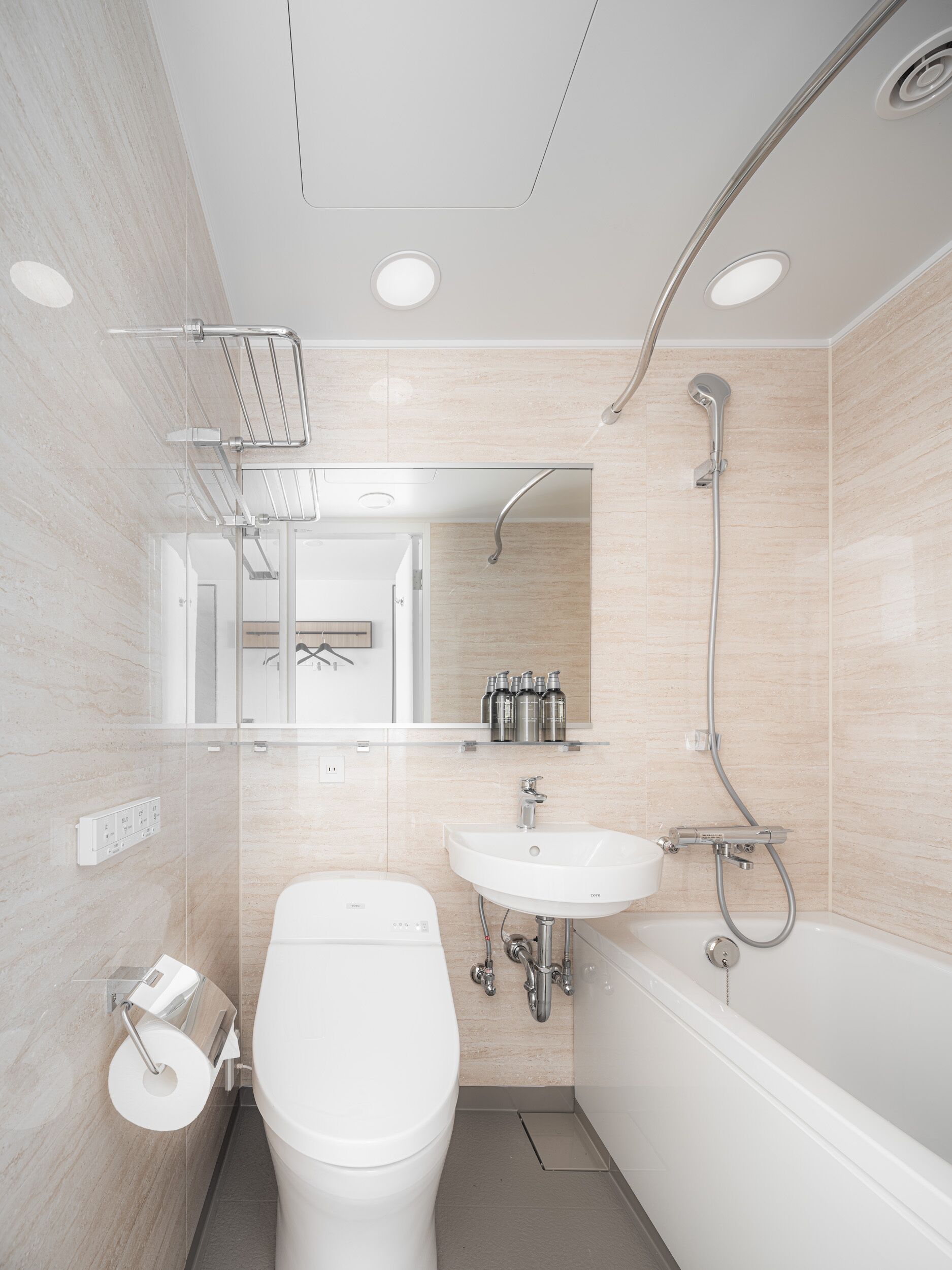 combined shower/bathtub, free toiletries, hair dryer, slippers