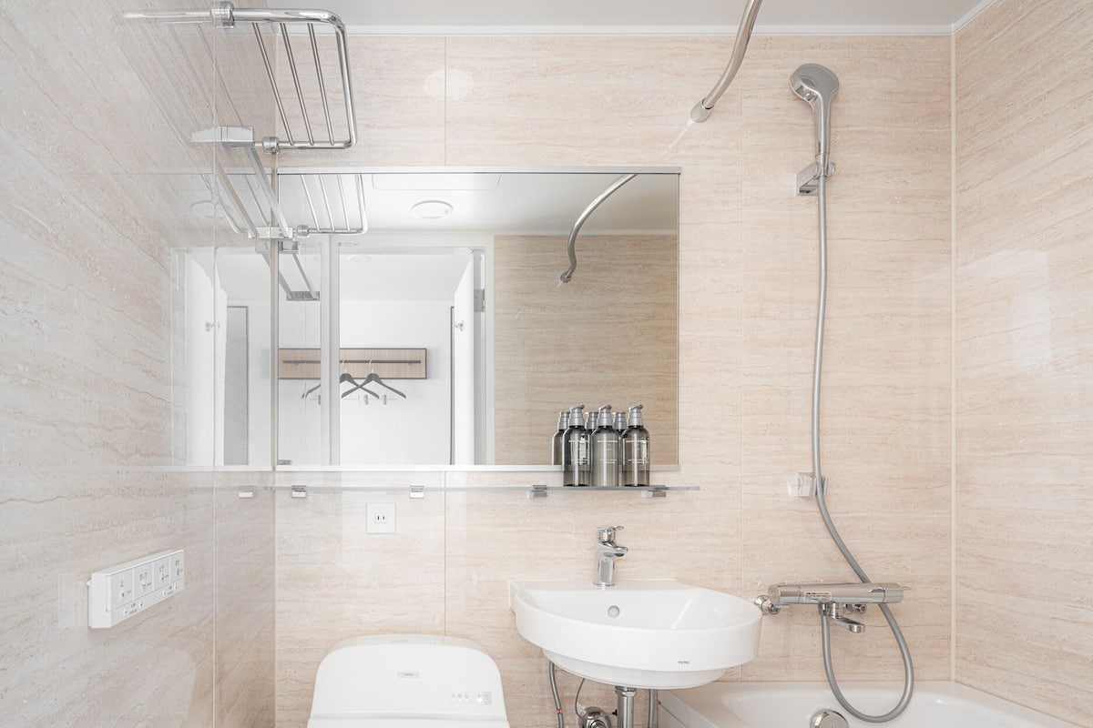 combined shower/bathtub, free toiletries, hair dryer, slippers