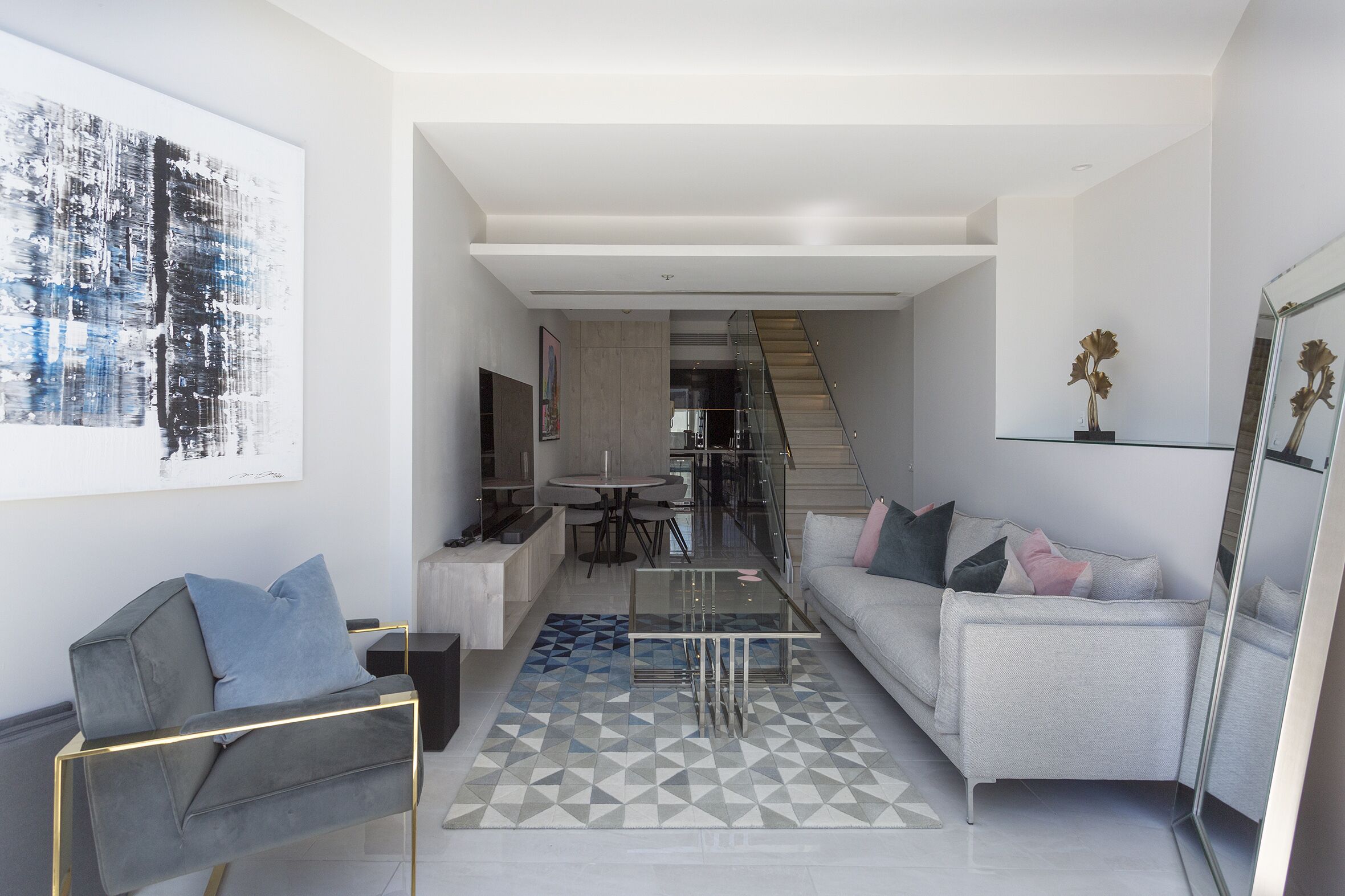 Uninterrupted Harbour Bridge & City Views | Luxurious 1 bedroom split level apt. — image 8