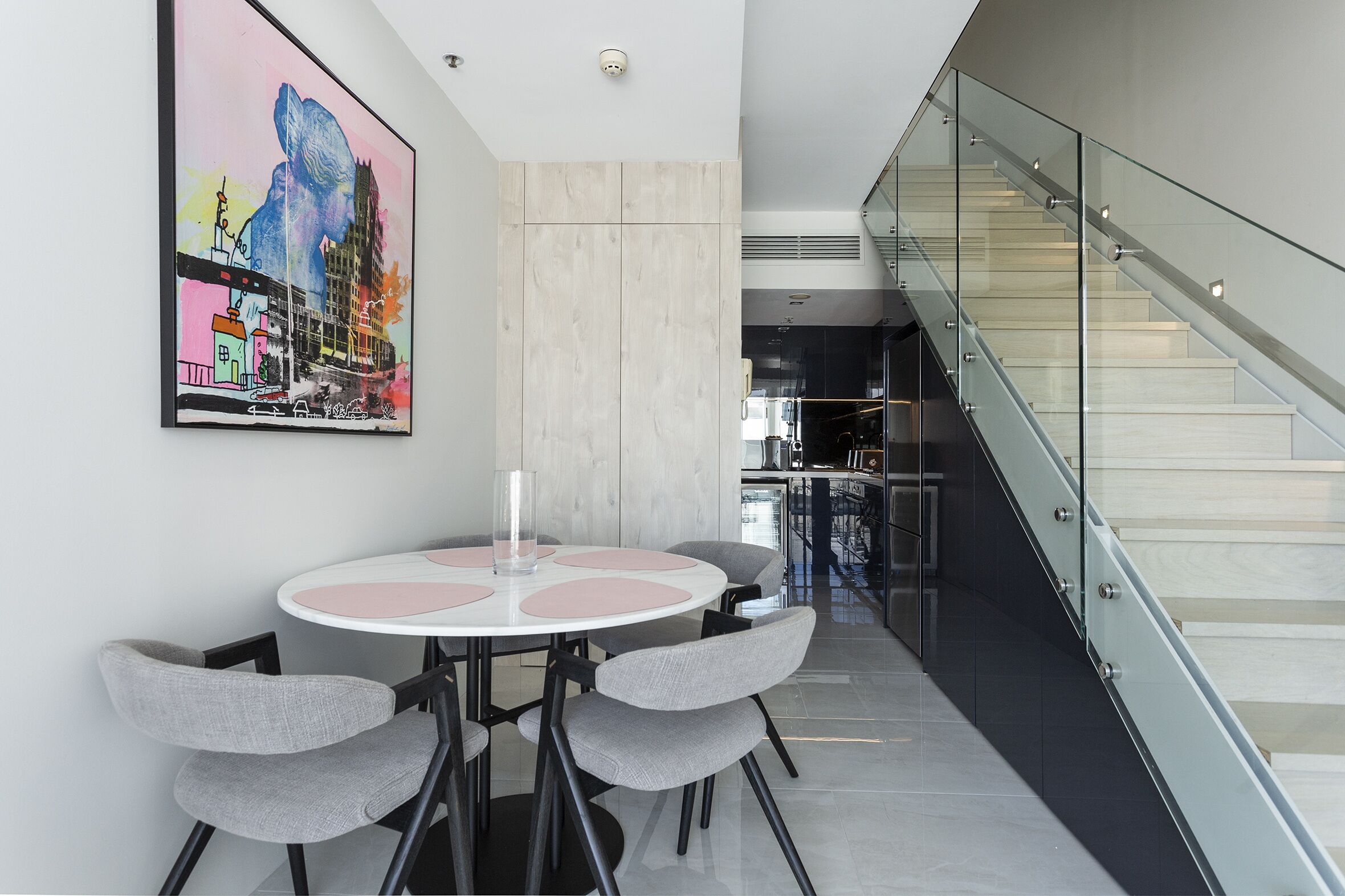 Uninterrupted Harbour Bridge & City Views | Luxurious 1 bedroom split level apt. — image 3