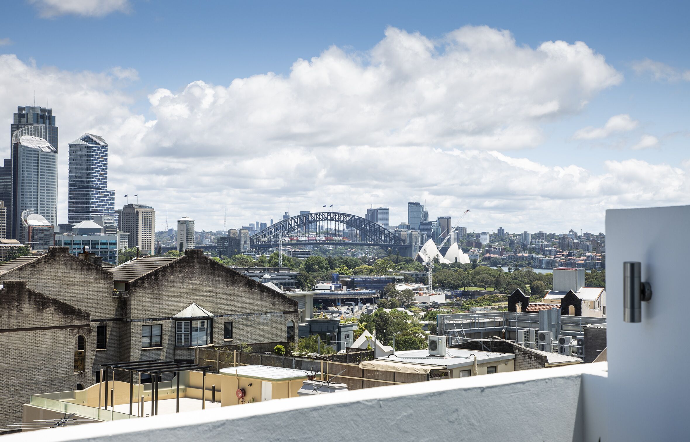 Uninterrupted Harbour Bridge & City Views | Luxurious 1 bedroom split level apt. — image 4
