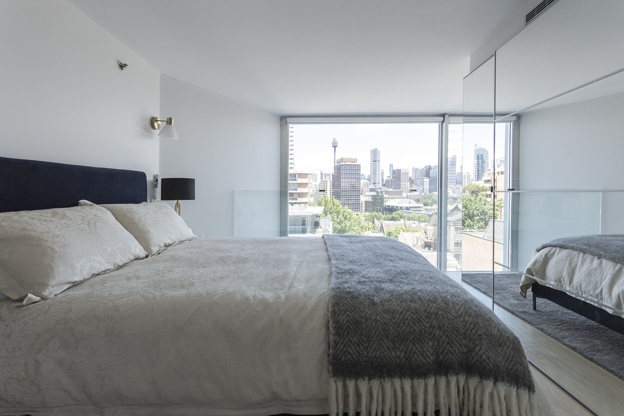 Uninterrupted Harbour Bridge & City Views | Luxurious 1 bedroom split level apt. — image 9