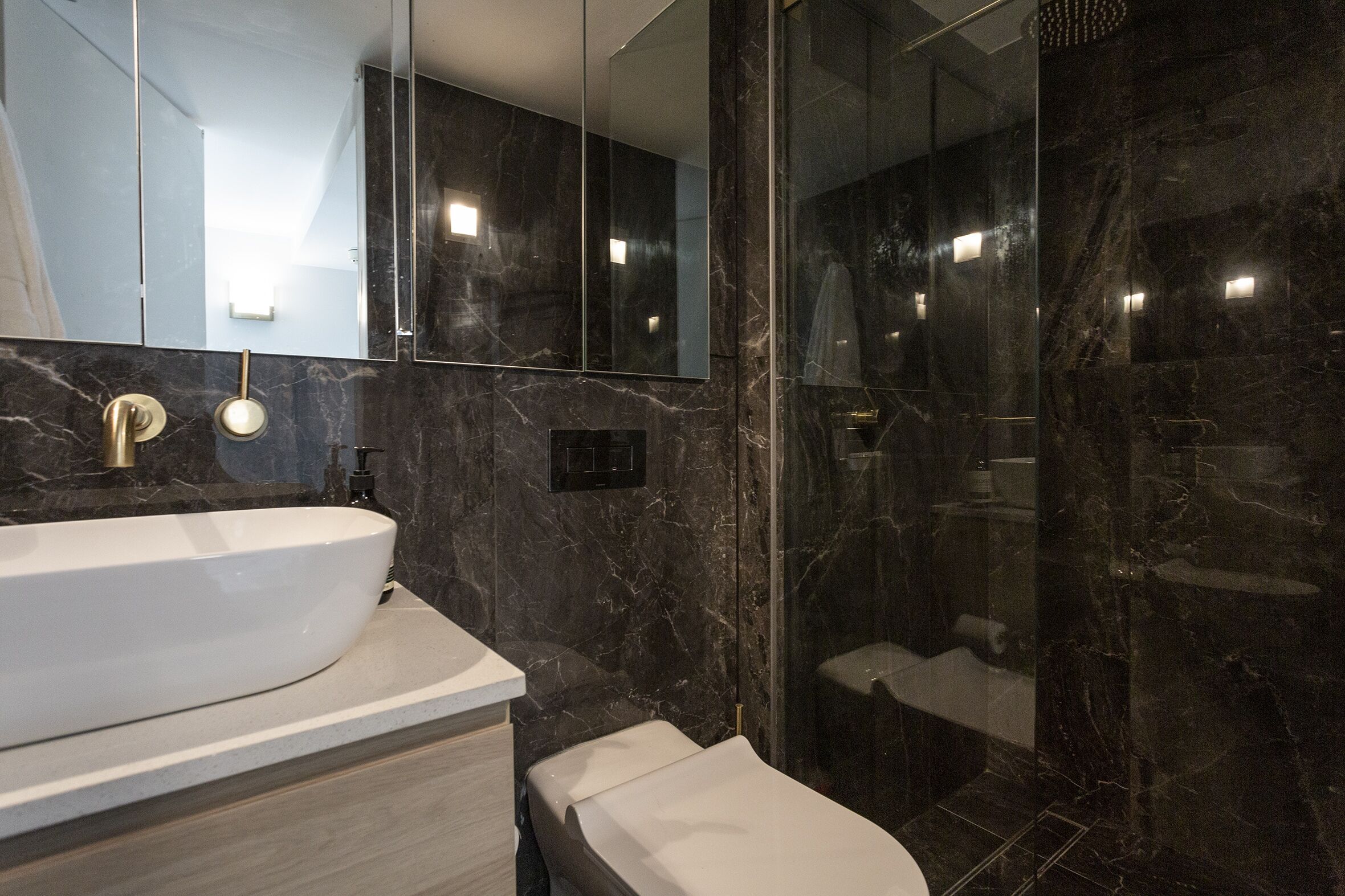 Uninterrupted Harbour Bridge & City Views | Luxurious 1 bedroom split level apt. — image 7