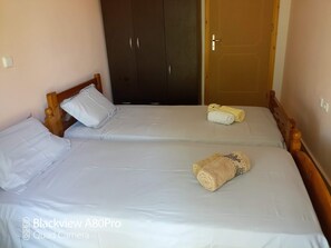 2 habitaciones, tabla de planchar con plancha, internet y ropa de cama 