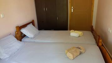 2 bedrooms, iron/ironing board, internet, bed sheets