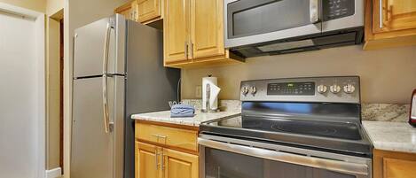 Jääkaappi, mikroaaltouuni, kahvin-/teenkeitin, leivänpaahdin