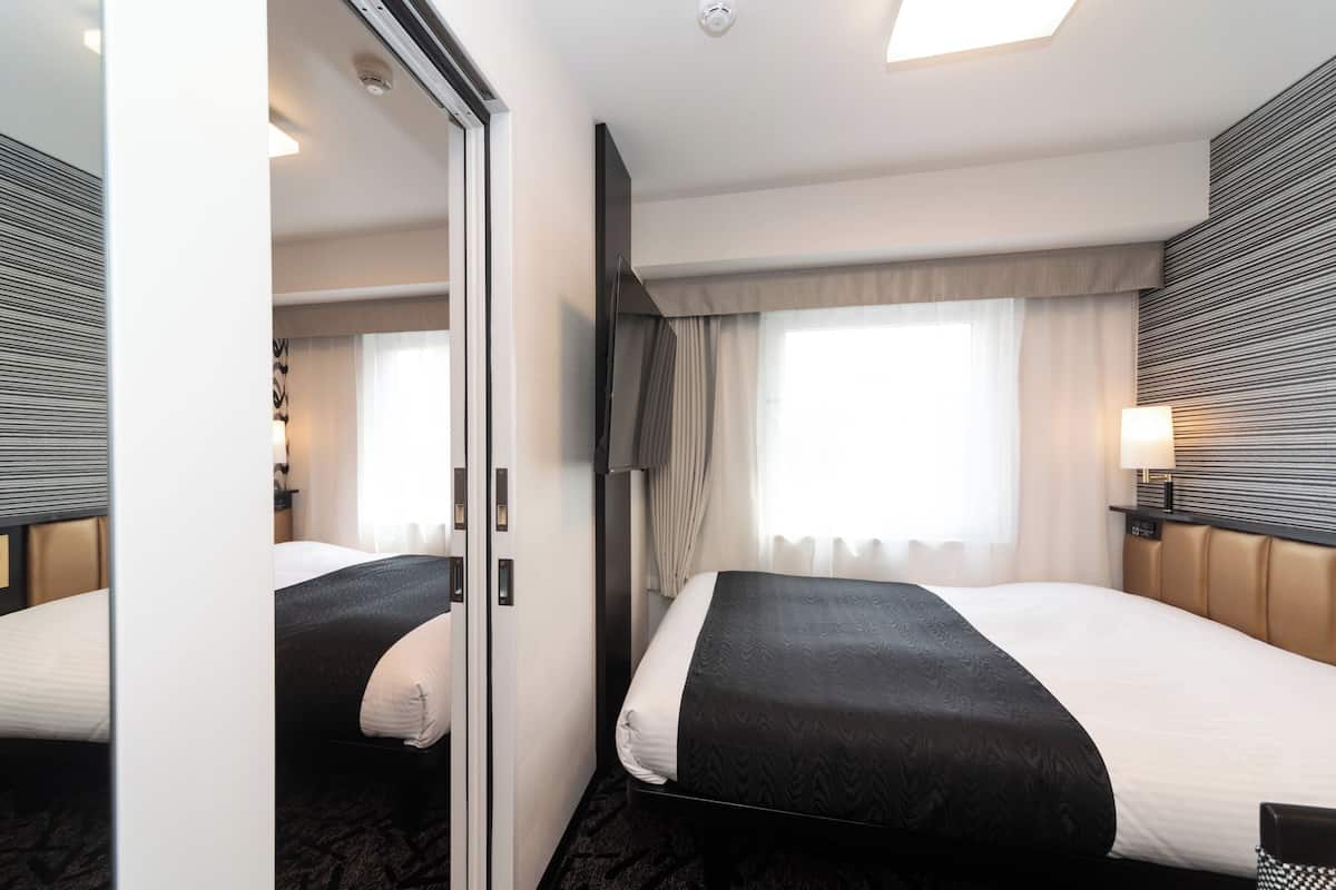 Standardzimmer, 2 Doppelbetten, Nichtraucher (Connecting Room) | 1 Schlafzimmer, Daunenbettdecken, Schreibtisch, Verdunkelungsvorhänge