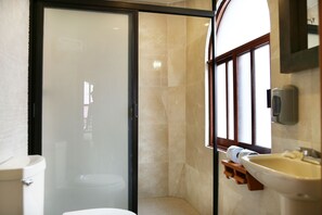 Standard Room, 1 King Bed | Bathroom | Shower, towels - Mesón de Juan Valle (Guanajuato)