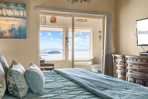3 bedrooms, free WiFi, bed sheets - Table Rock View Penthouse with Sun Room, Luxury Decor, Free Tickets & Prime Location (Branson)
