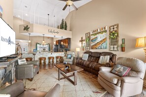 TV, fireplace - Table Rock View Penthouse with Sun Room, Luxury Decor, Free Tickets & Prime Location (Branson)