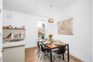 Fridge, oven, stovetop, dishwasher