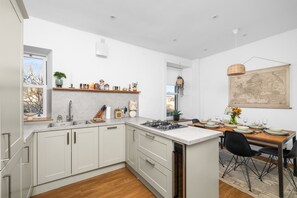 Frigorífico, horno, placa de cocina y lavavajillas