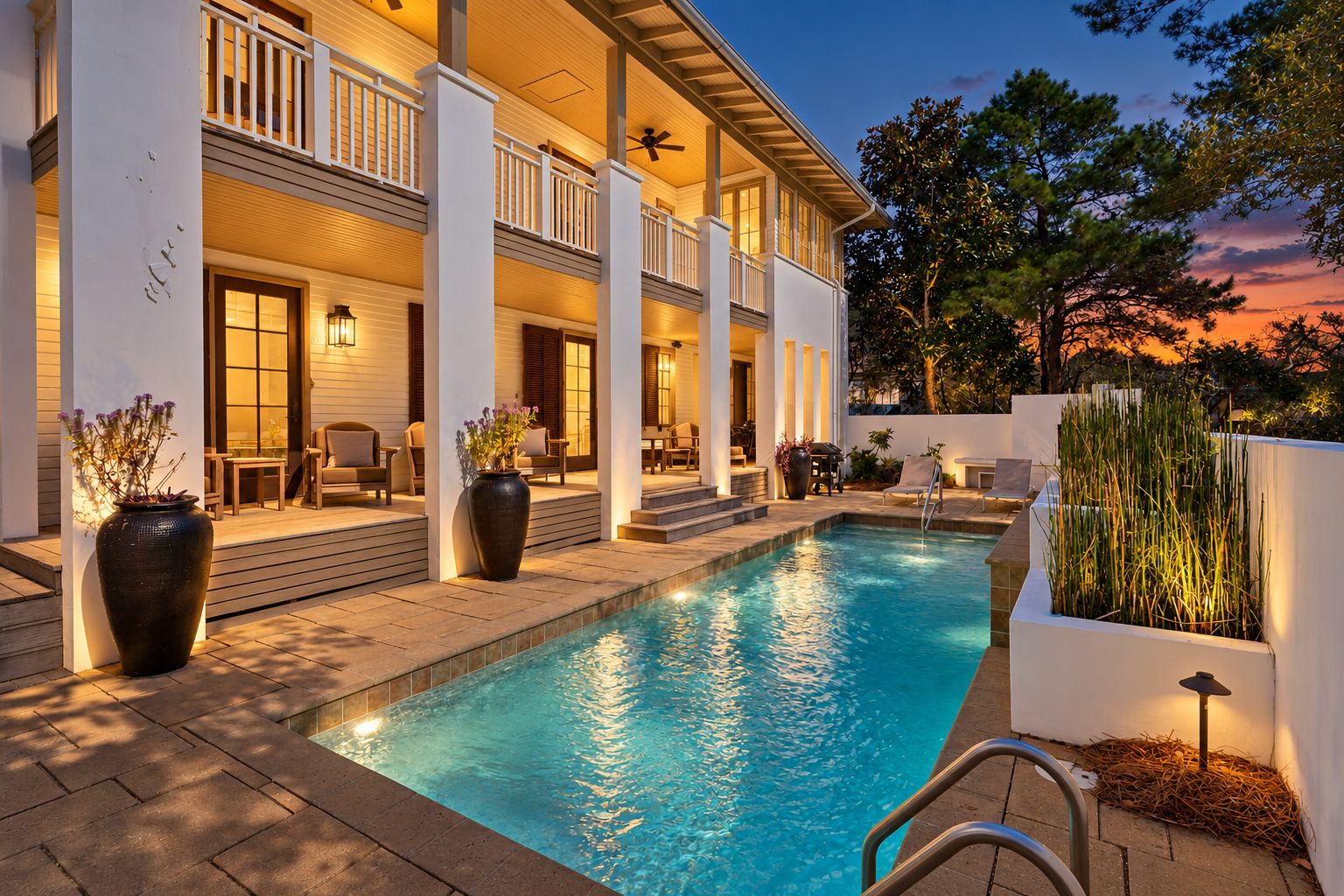 Un área junto a la piscina con mobiliario exterior y un porche cubierto.