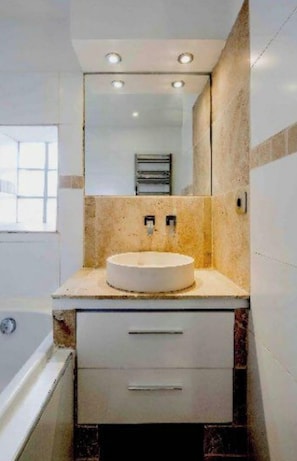 Een douche, zeep, toiletpapier