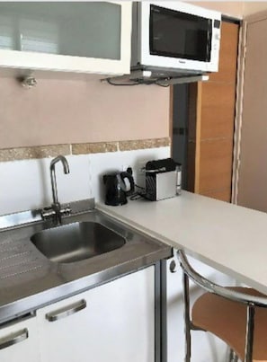 Een koelkast, een microgolfoven, een oven, een kookplaat