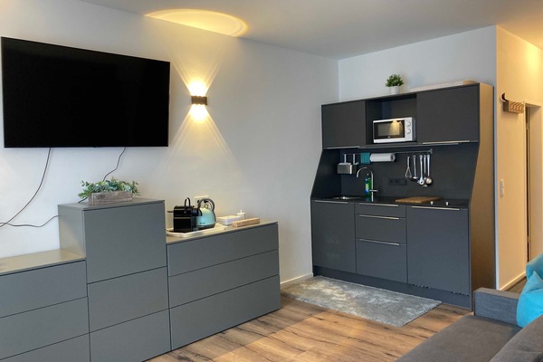 voll ausgestattete Küchenzeile mit Kühlschrank (inkl. Gefrierfach), Herd, Mikrowelle, Nespressomaschine usw.