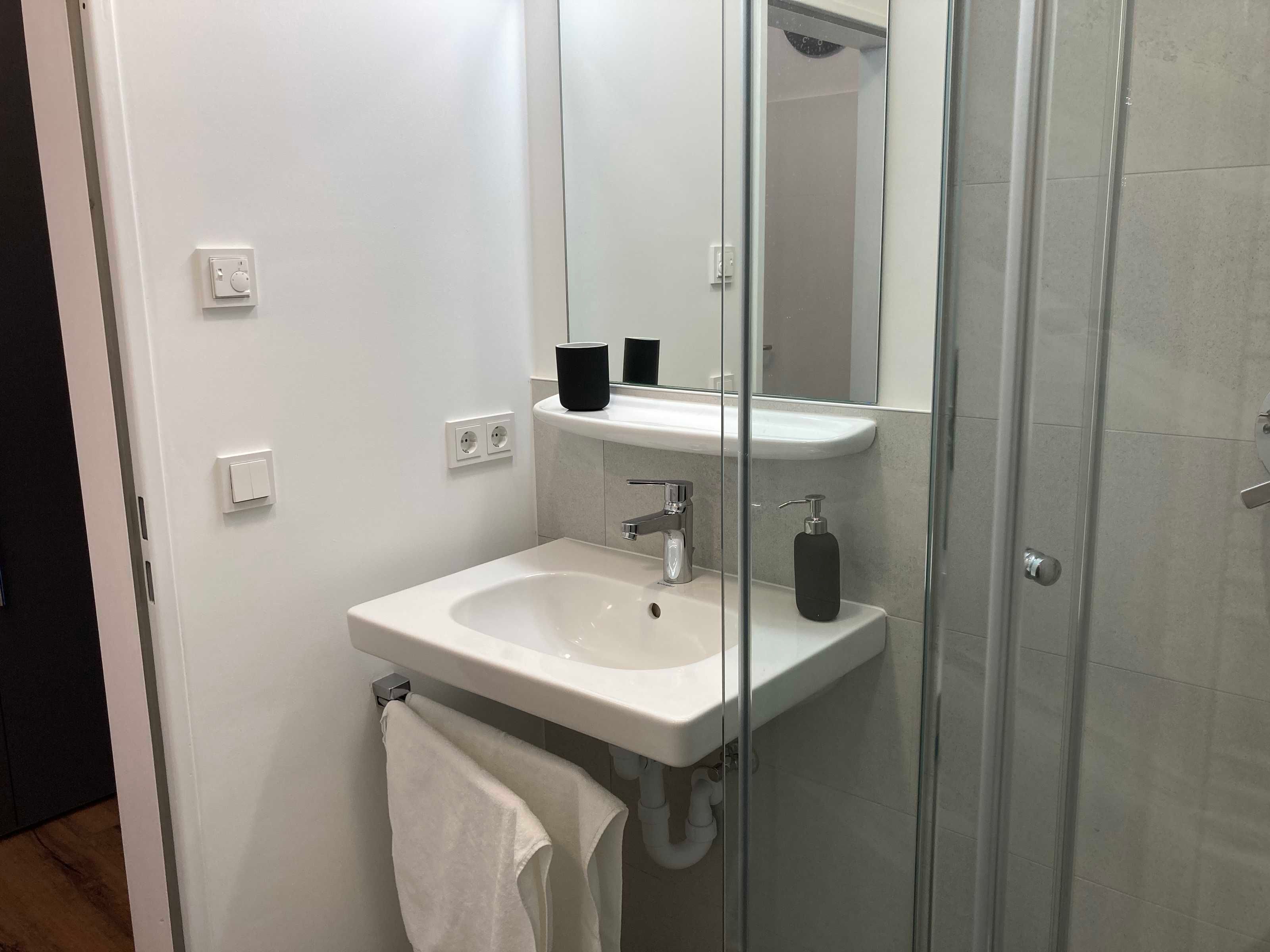 Douche, sèche-cheveux, serviettes fournies