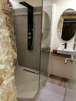 Dusche, Haartrockner, Handtücher, Seife