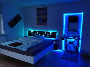 1 slaapkamer, een bureau, reisbedje, wifi