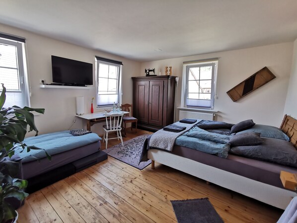 1 bedroom, desk, travel cot, WiFi