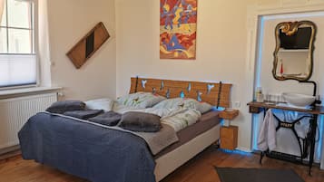 1 Schlafzimmer, Schreibtisch, Reisekinderbett, WLAN