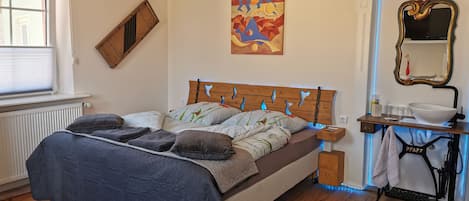 1 bedroom, desk, travel cot, WiFi