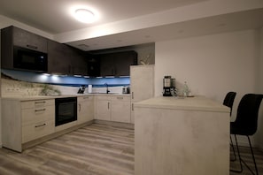Kühlschrank, Mikrowelle, Ofen, Geschirrspüler