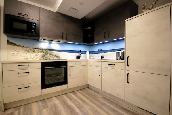 Kühlschrank, Mikrowelle, Ofen, Geschirrspüler