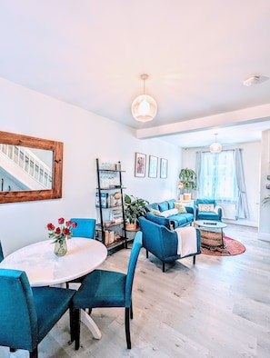 Interior - Enjoy the Pause in the heart of Chester, 2bed, equipped, comfortable, w/parking (Chester)