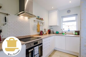 Fridge, microwave, oven, stovetop - Enjoy the Pause in the heart of Chester, 2bed, equipped, comfortable, w/parking (Chester)