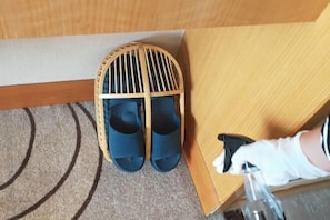 A wooden shoe rack with a pair of blue shoes. - Xujingyuan Smart Hotel (Xuwen Dengyunta People's Government Branch) (Xuwen)
