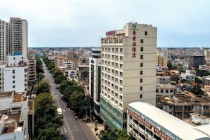 A multi-story hotel with a prominent sign on the building. - Xujingyuan Smart Hotel (Xuwen Dengyunta People's Government Branch) (Xuwen)