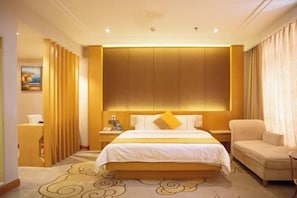 A hotel room with a large bed, a nightstand, a chair, and a desk. - Xujingyuan Smart Hotel (Xuwen Dengyunta People's Government Branch) (Xuwen)