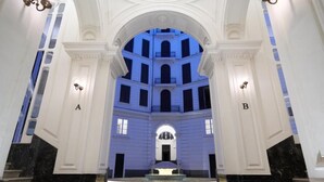 A grand hallway with white walls, marble steps, and a central fountain. - luxury home in the heart of Napoli historical district (Napoli)
