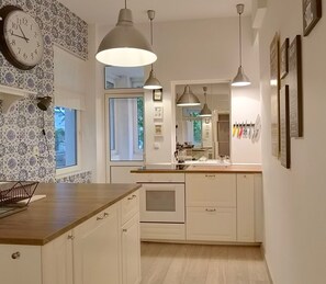 Horno, parrilla de estufa, lavavajillas y utensilios de cocina 