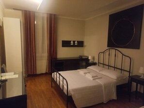 3 chambres, fer et planche à repasser, lit de bébé portatif