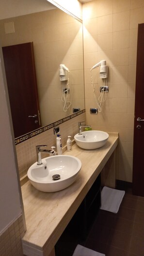 Duschwanne, Haartrockner, Handtücher, Seife