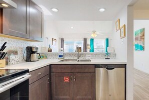 Fridge, microwave, oven, stovetop - 2nd Floor, Shared Pool, Boardwalk to Beach (Port Aransas)