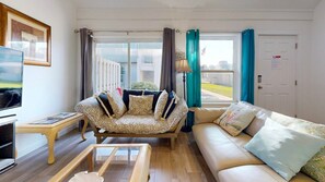 TV - 2nd Floor, Shared Pool, Boardwalk to Beach (Port Aransas)