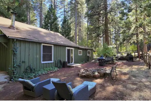 Huge backyard with a stone fire pit and outdoor dining - Cozy 3 bedroom cottage