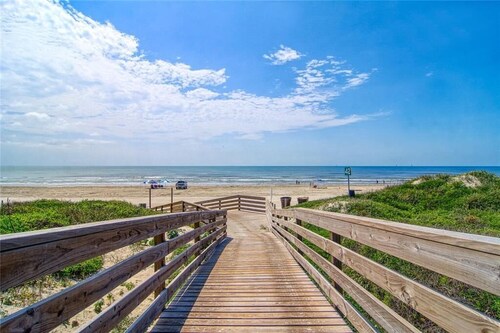 Pet Friendly, Second Floor Condo, Shared Pool and Grill, Boardwalk
